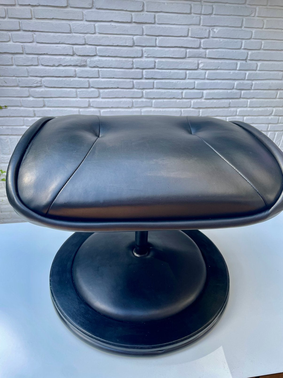 Vintage design zwart leren hocker/voetenbank 70’s, Huis en Inrichting, Stoelen, Ophalen, Gebruikt, Zwart, Leer