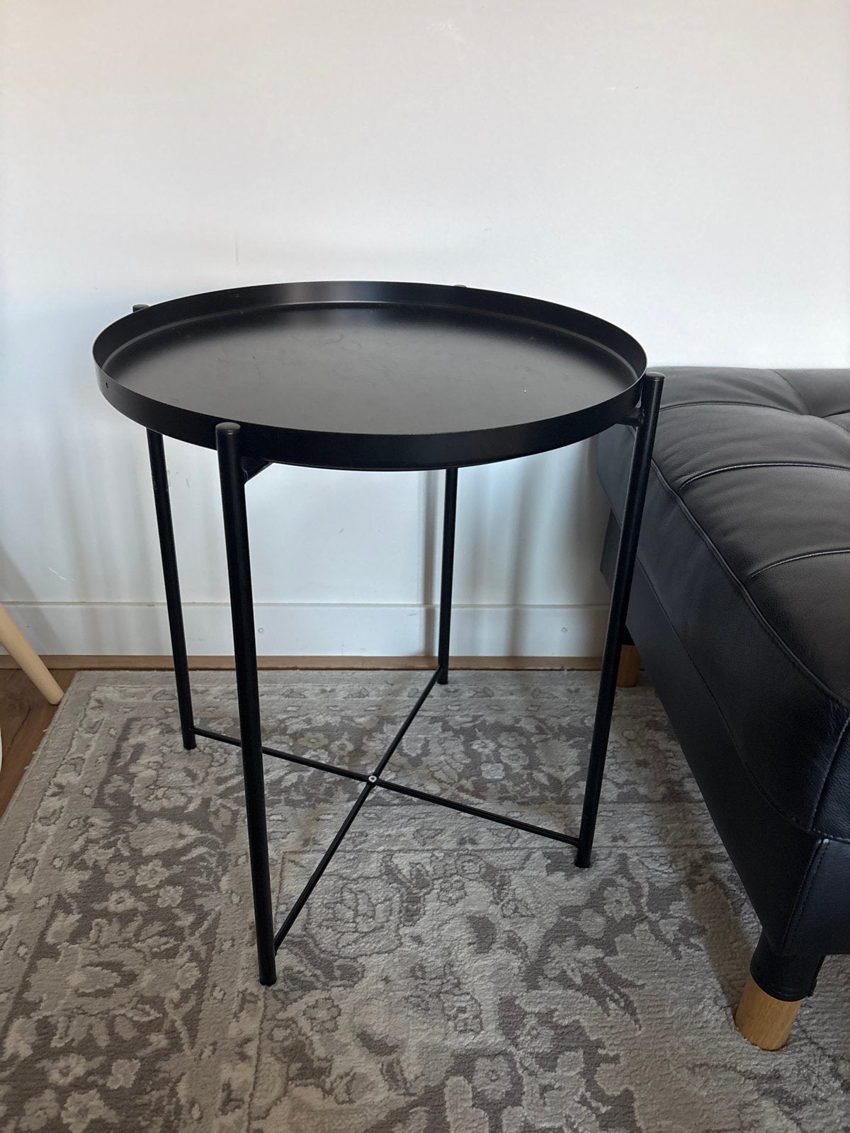 Zwarte metalen bijzettafel, Minder dan 55 cm, Metaal of Aluminium, Rond, Zo goed als nieuw