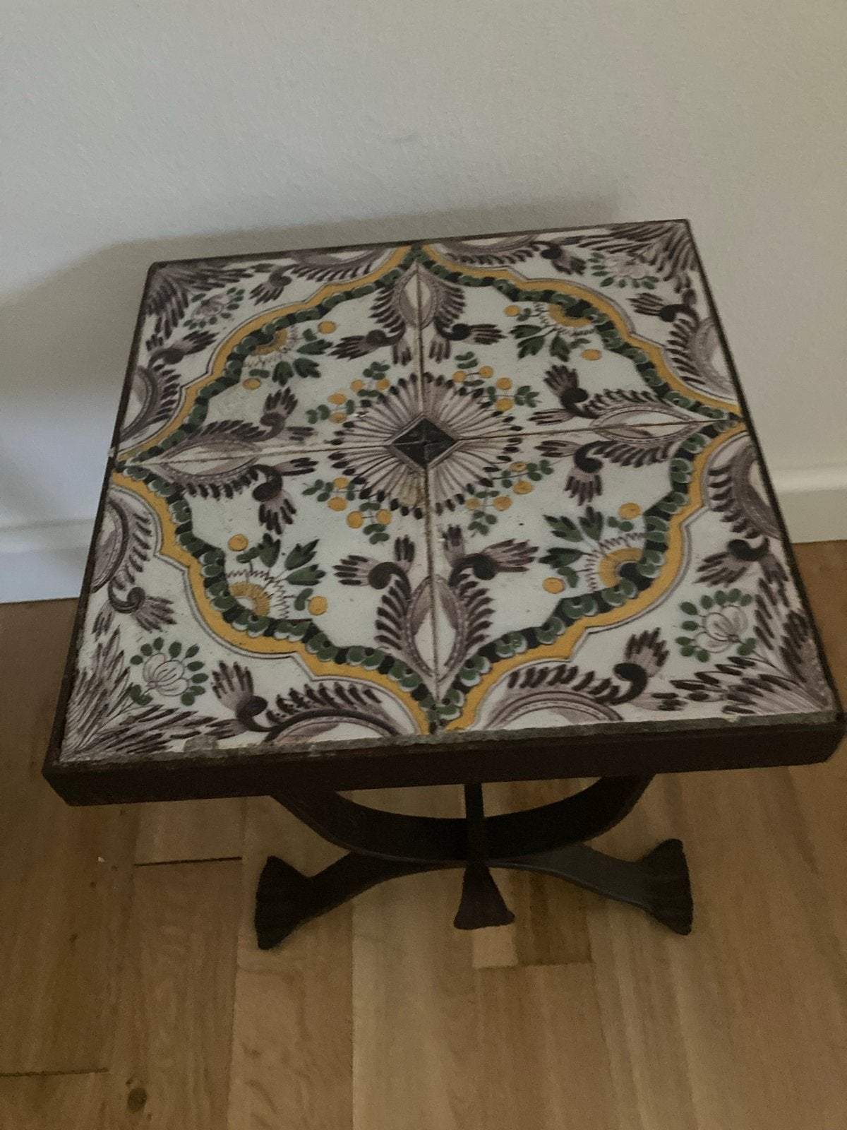 Bijzettafel met handgeschilderde tegels en smeedijzeren onde, Ophalen, Minder dan 45 cm, Minder dan 55 cm, Gebruikt