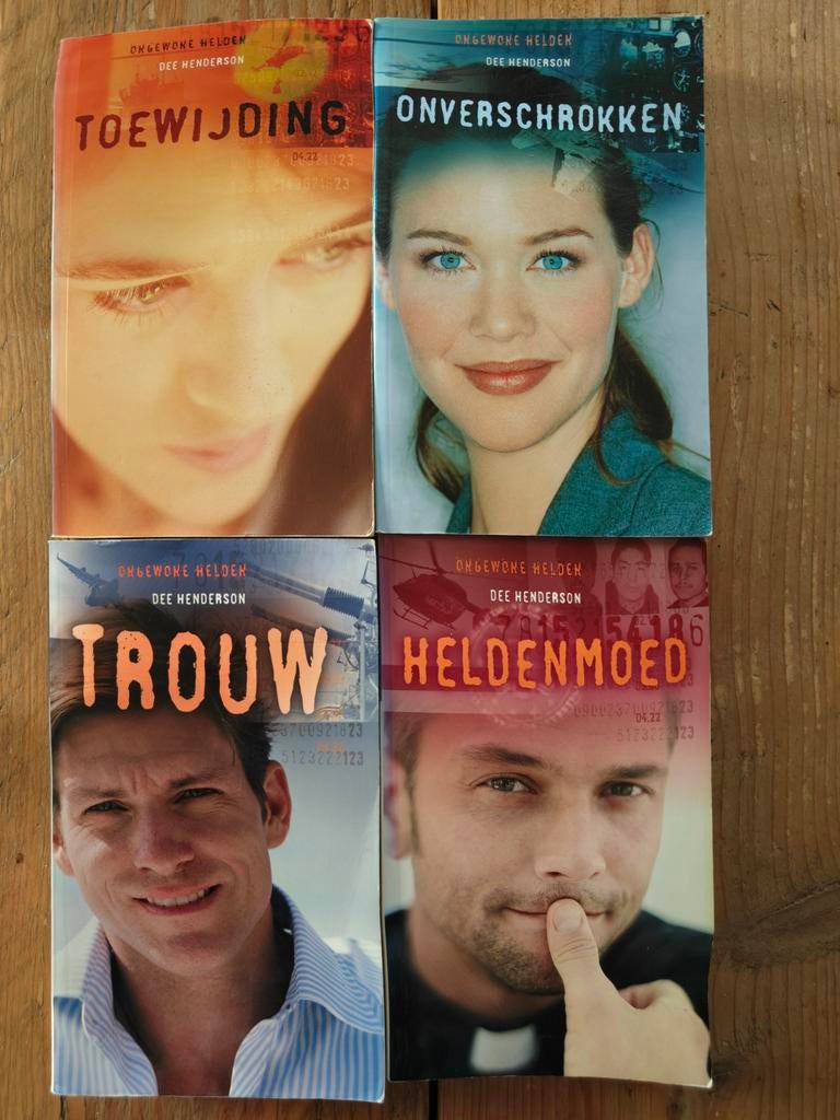4 Delige serie: Ongewone Helden. Verkocht., Ophalen of Verzenden, Zo goed als nieuw