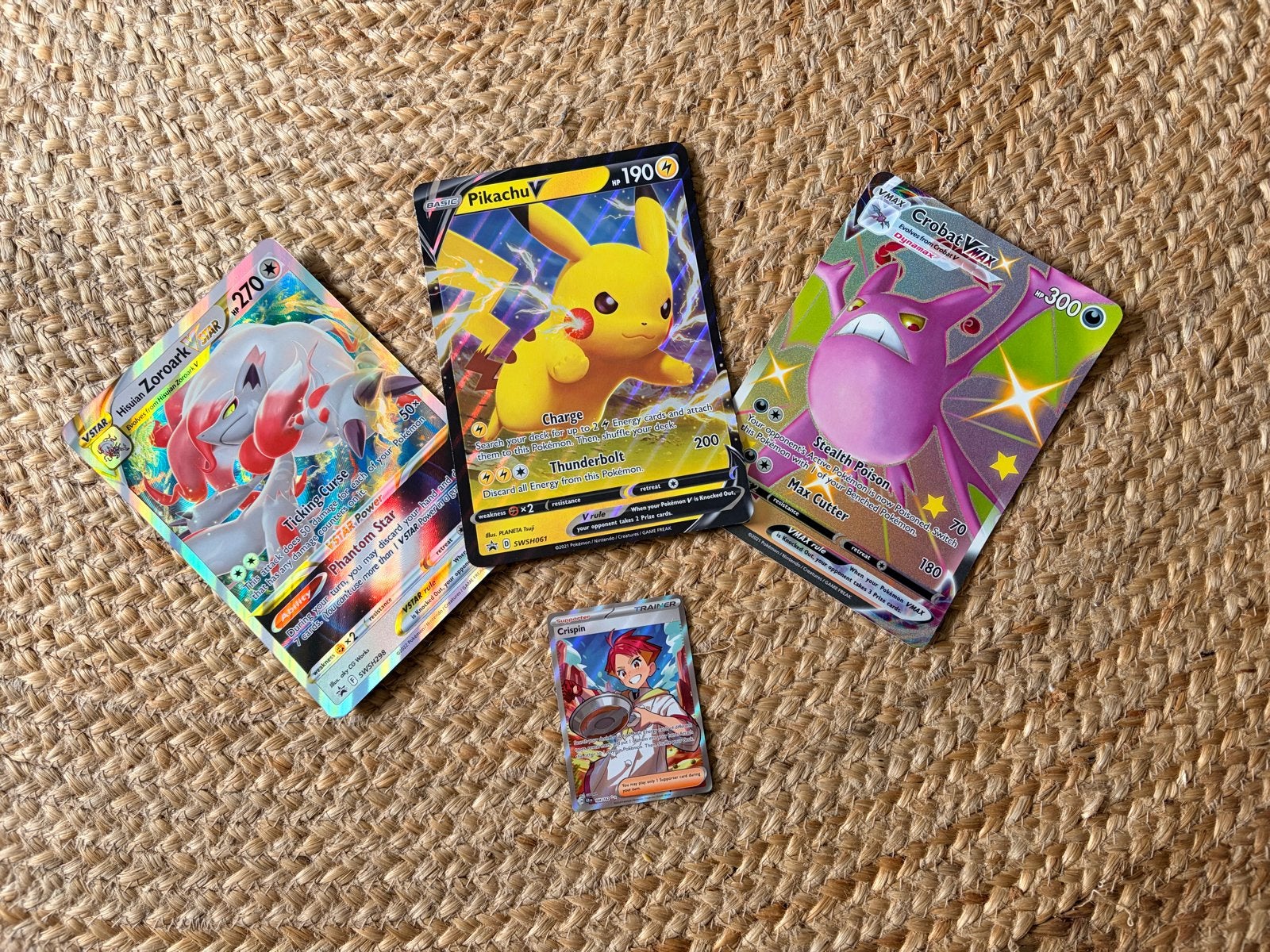 Pokémon Kaarten: Pikachu V, Crobat VMAX, Hisuian Zoroark VST, Ophalen of Verzenden, Zo goed als nieuw, Meerdere kaarten, Foil