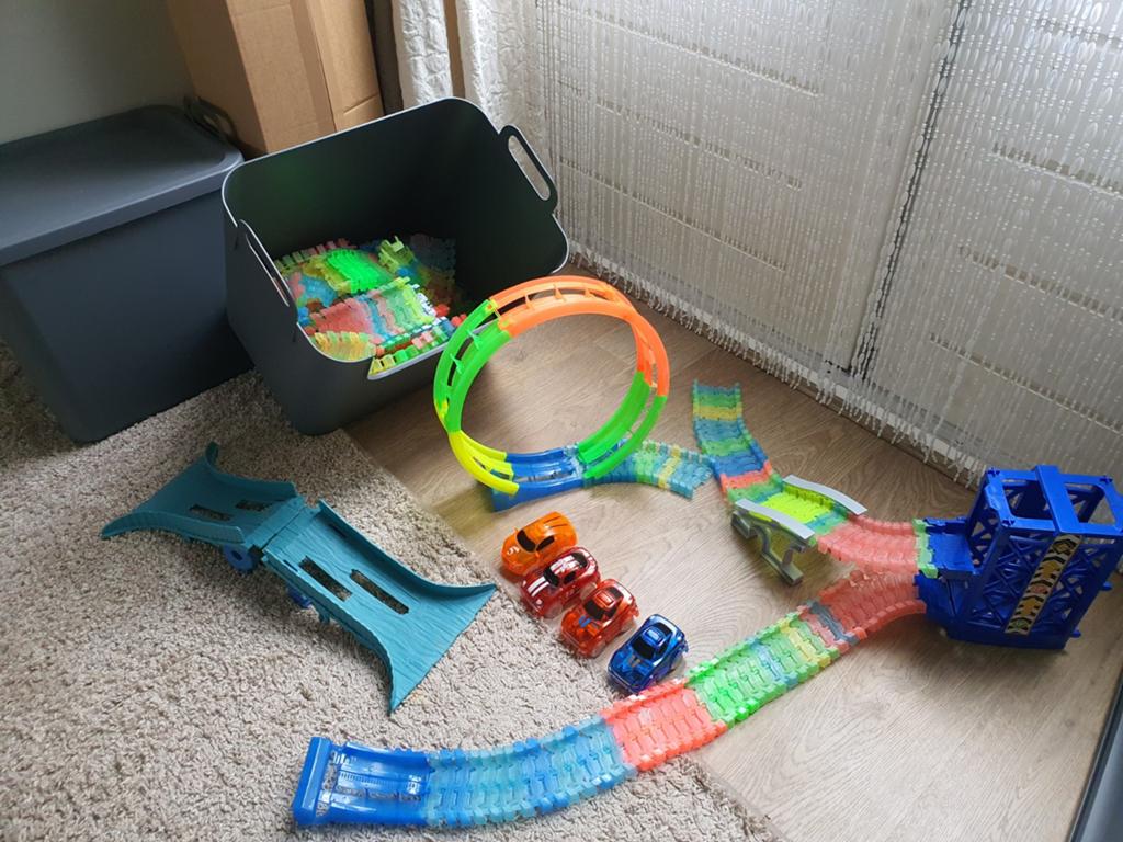 Glow in the dark racebaan met autootjes, lift en jumpramp, Kinderen en Baby's, Speelgoed | Racebanen, Ophalen, Elektrisch, Overige merken