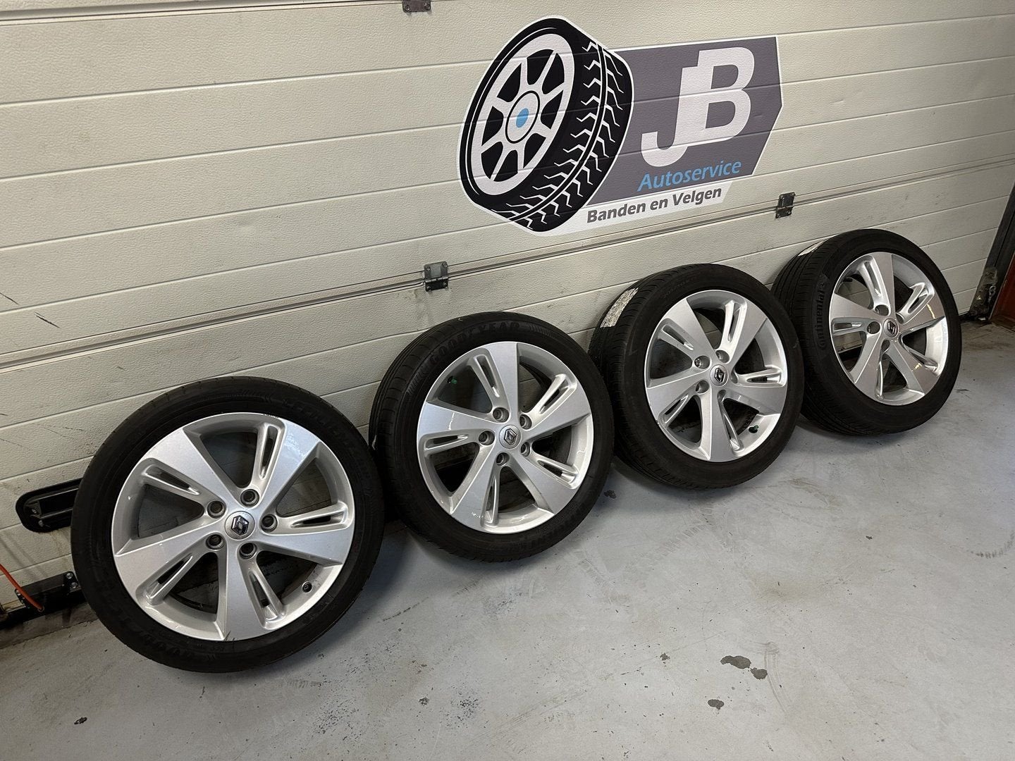 17inch Originele Renault RS Style Velgen! A merk band!, Auto-onderdelen, Banden en Velgen, Gebruikt, -, -, Banden en Velgen