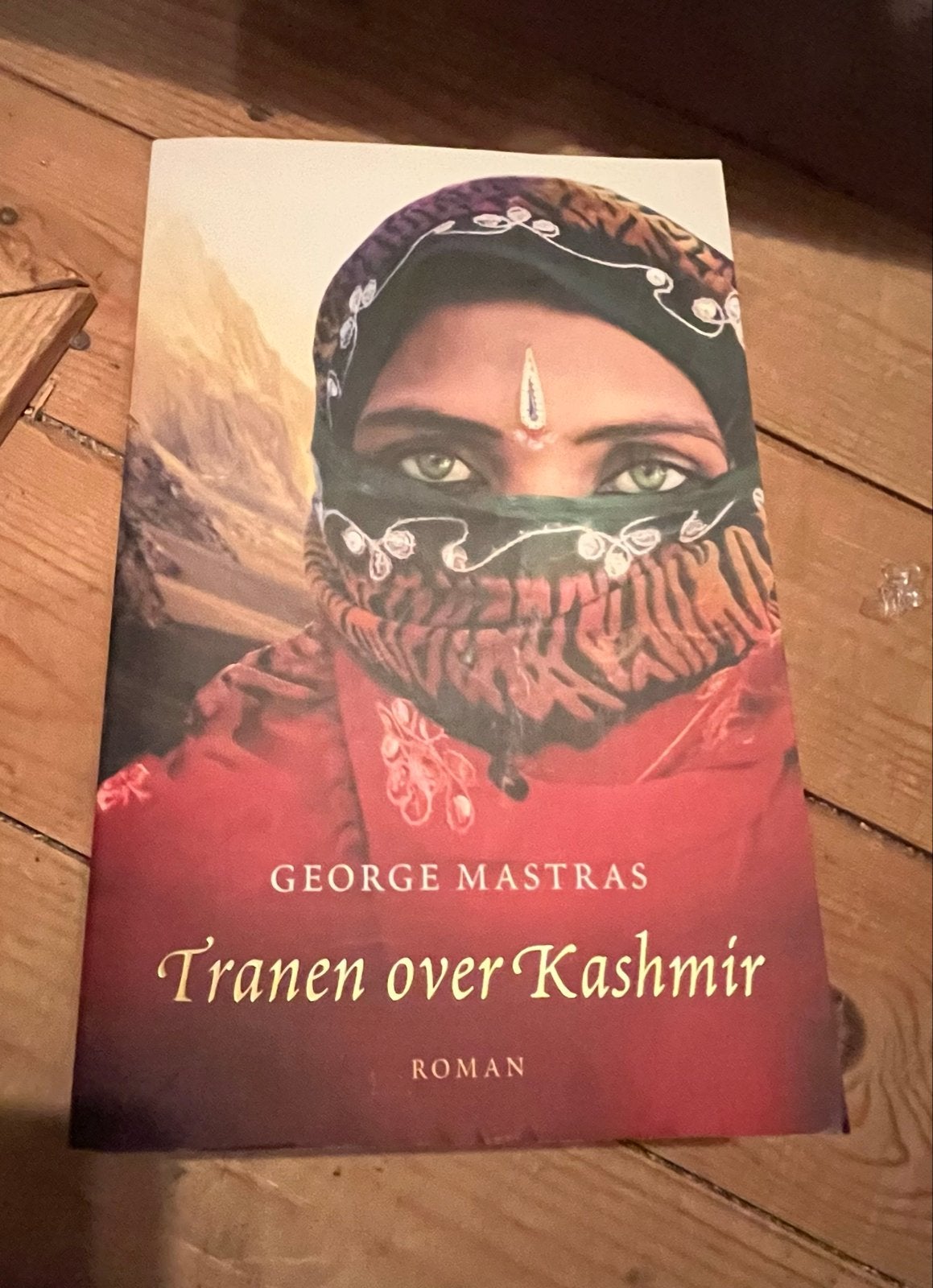 Tranen over Kashmir - George Mastras (Roman), Ophalen of Verzenden, Gelezen, Wereld overig
