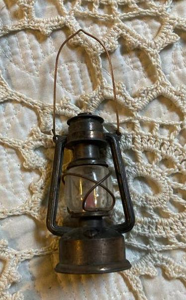 Vintage puntenslijper in de vorm van een olielampje., Ophalen of Verzenden