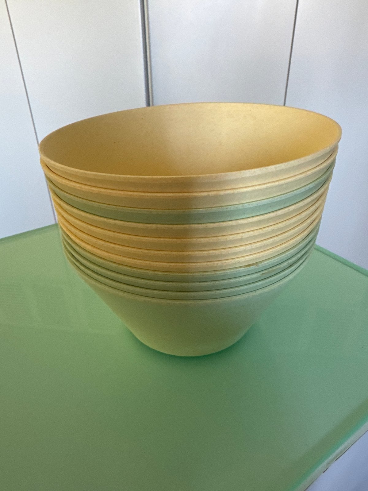 11 bamboe schaaltjes - Geel/Groen, Antiek en Kunst, Antiek | Schalen, Ophalen of Verzenden
