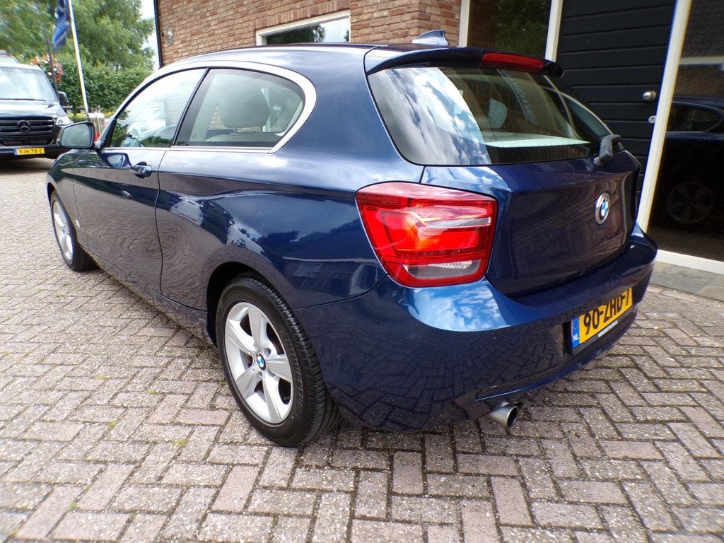 BMW 1-serie 116i Upgrade Edition Automaat / Leder / Navi, Auto's, BMW, Euro 5, Beige, 4 cilinders, Blauw