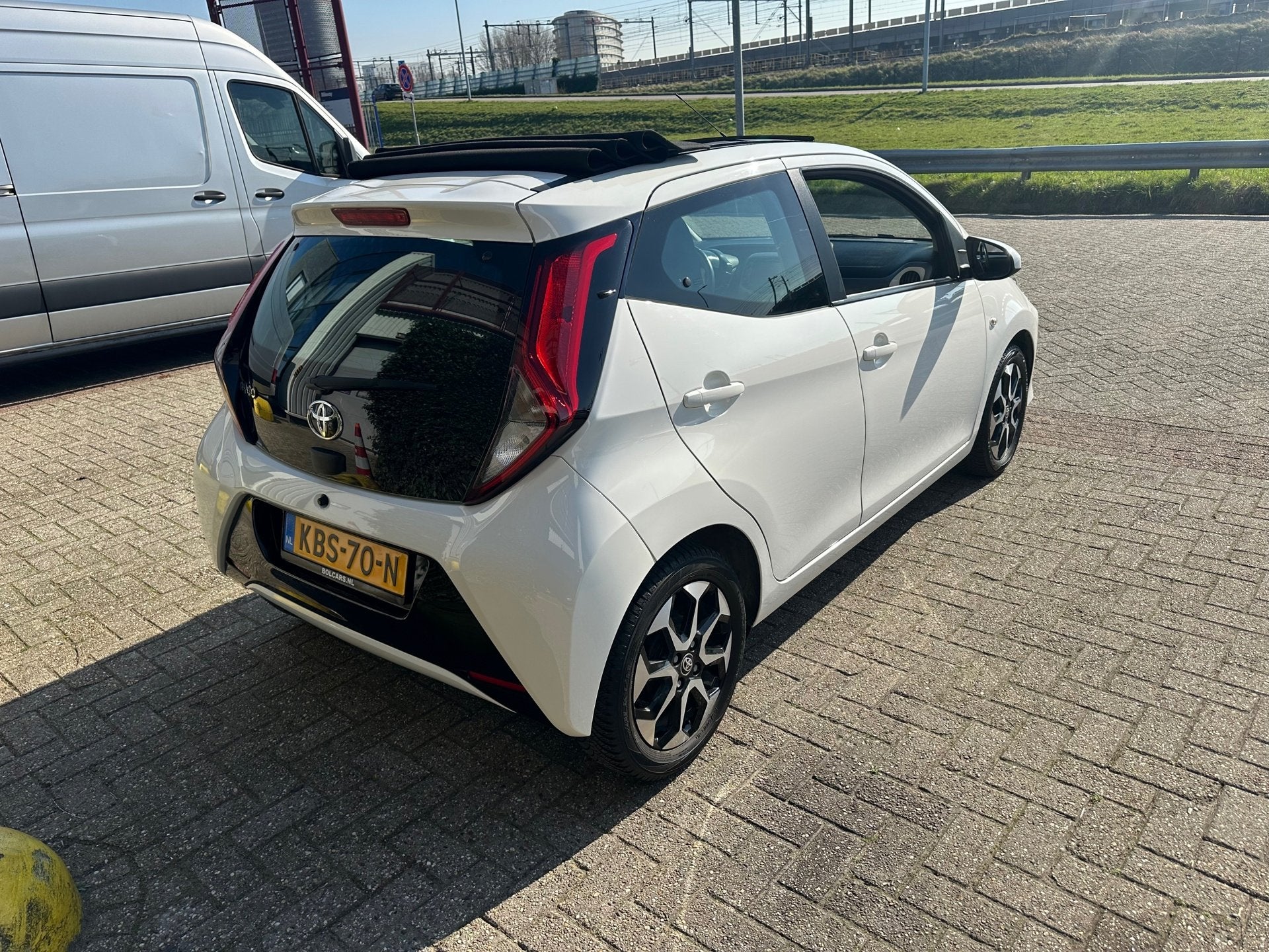Toyota Aygo 1.0 VVT-i x-joy , Cabrio AUTOMAAT, Gebruikt, Euro 6, 4 stoelen, Verwarmde buitenspiegels