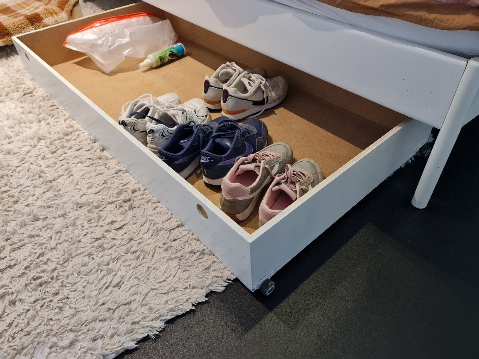 Witte bedlade op wieltjes, 64x125 cm, 16 cm hoog, Ophalen