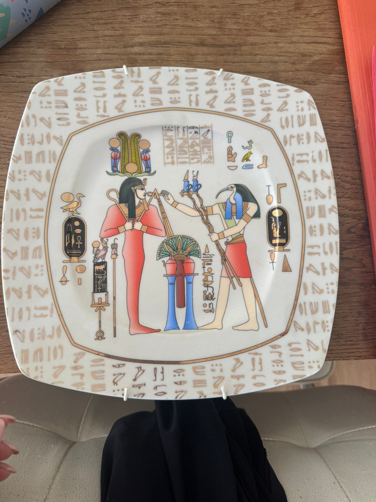 Fathi Mahmoud bord met Egyptische godenscène en 32 cm, Antiek en Kunst, Antiek | Keramiek en Aardewerk, Ophalen