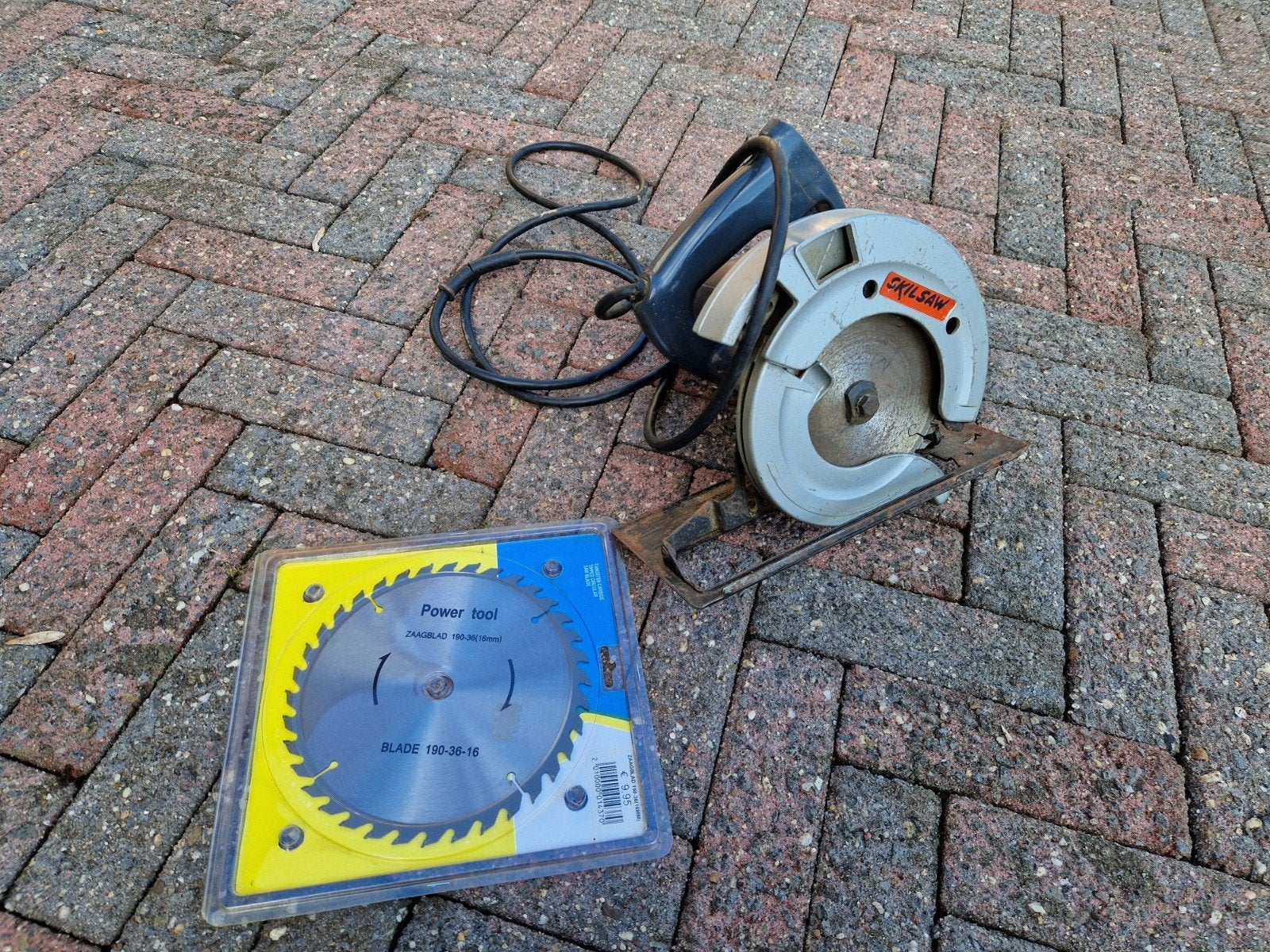 Skil Saw Cirkelzaag met extra zaagblad, Doe-het-zelf en Verbouw, Gereedschap | Zaagmachines, Ophalen, Gebruikt, Cirkelzaag, Skil Saw