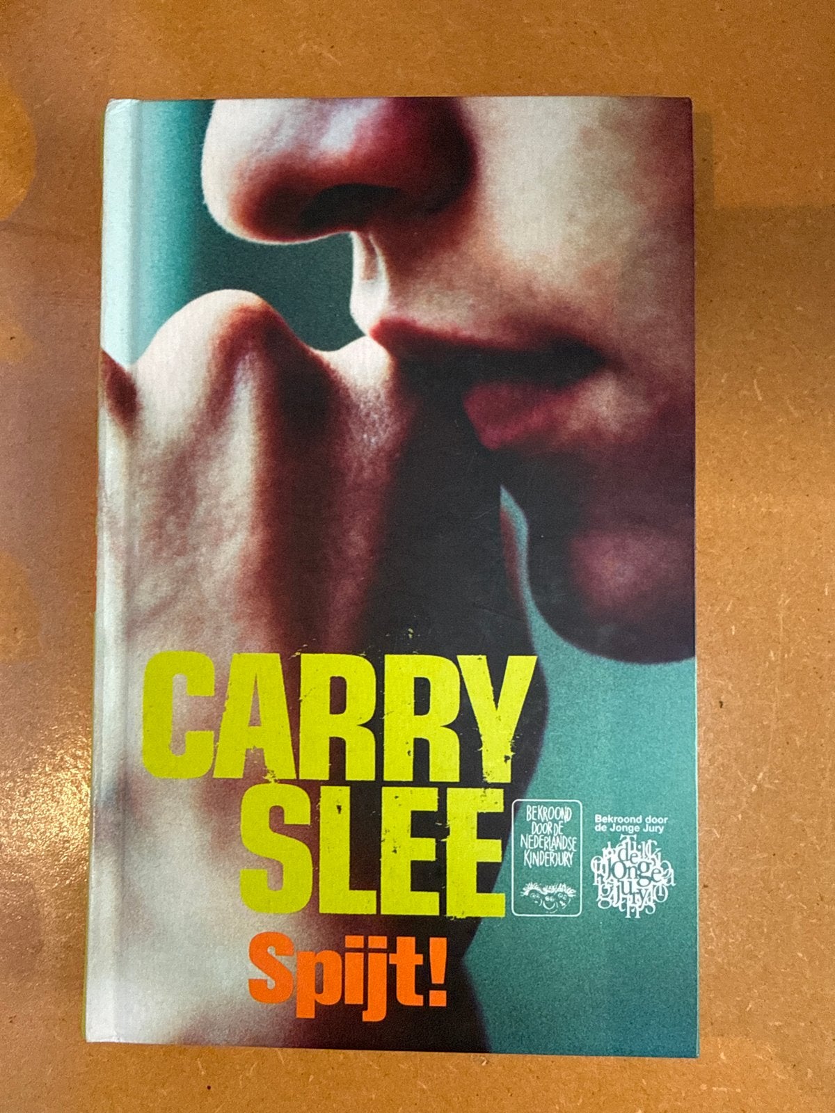 Carry Slee - Spijt! (Bekroond door Nederlandse Kinderjury), Boeken, Ophalen of Verzenden, Gelezen, Fictie