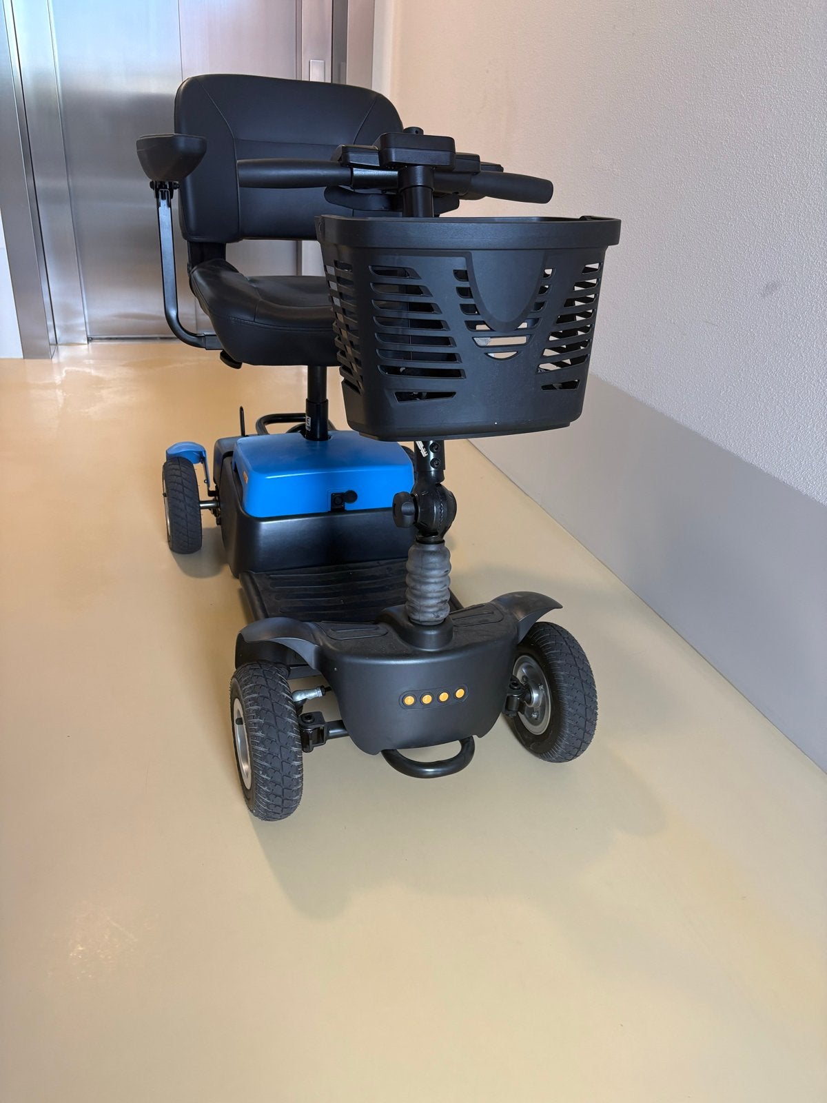 Viva scootmobiel, Diversen, 10 km/u of minder, 16 t/m 25 km, Zo goed als nieuw, Ophalen