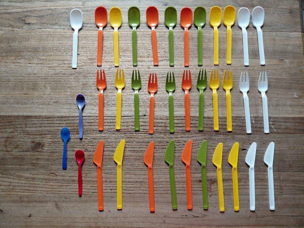 Kleurrijke originele retro plastic bestekset jaren 60/70, Ophalen of Verzenden, Huis en Inrichting
