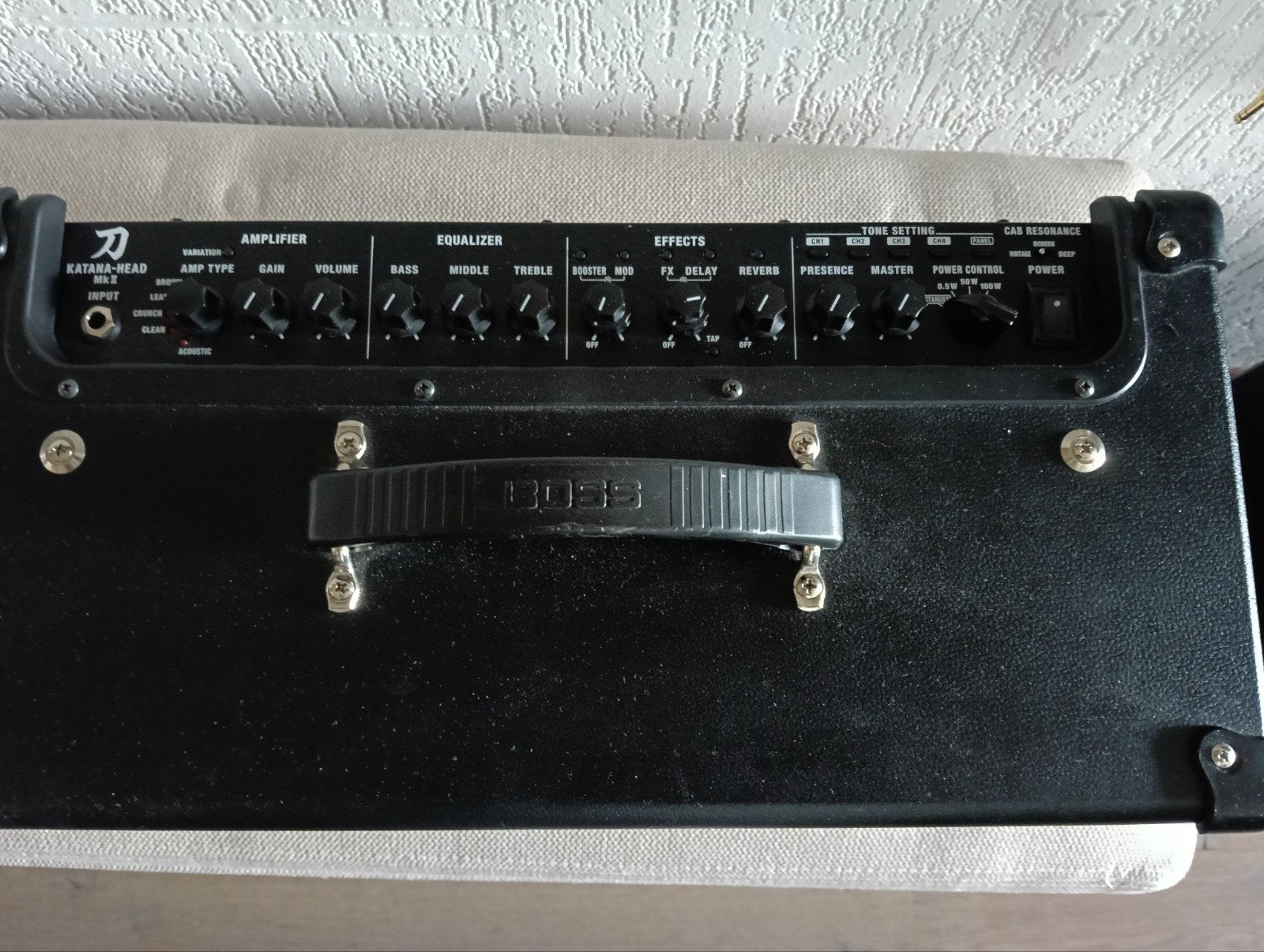 Boss Katana Head 2 gitaarversterker met cabinet en footswitc, Ophalen, Zo goed als nieuw, 50 tot 100 watt