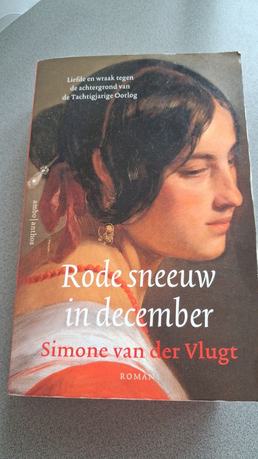 Simone van der Vlugt - Rode sneeuw in december, Boeken, Ophalen of Verzenden, Zo goed als nieuw, Simone van der Vlugt