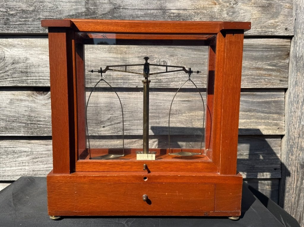 Antieke apothekersbalans (weegschaal) met kapot ruitje, Ophalen of Verzenden