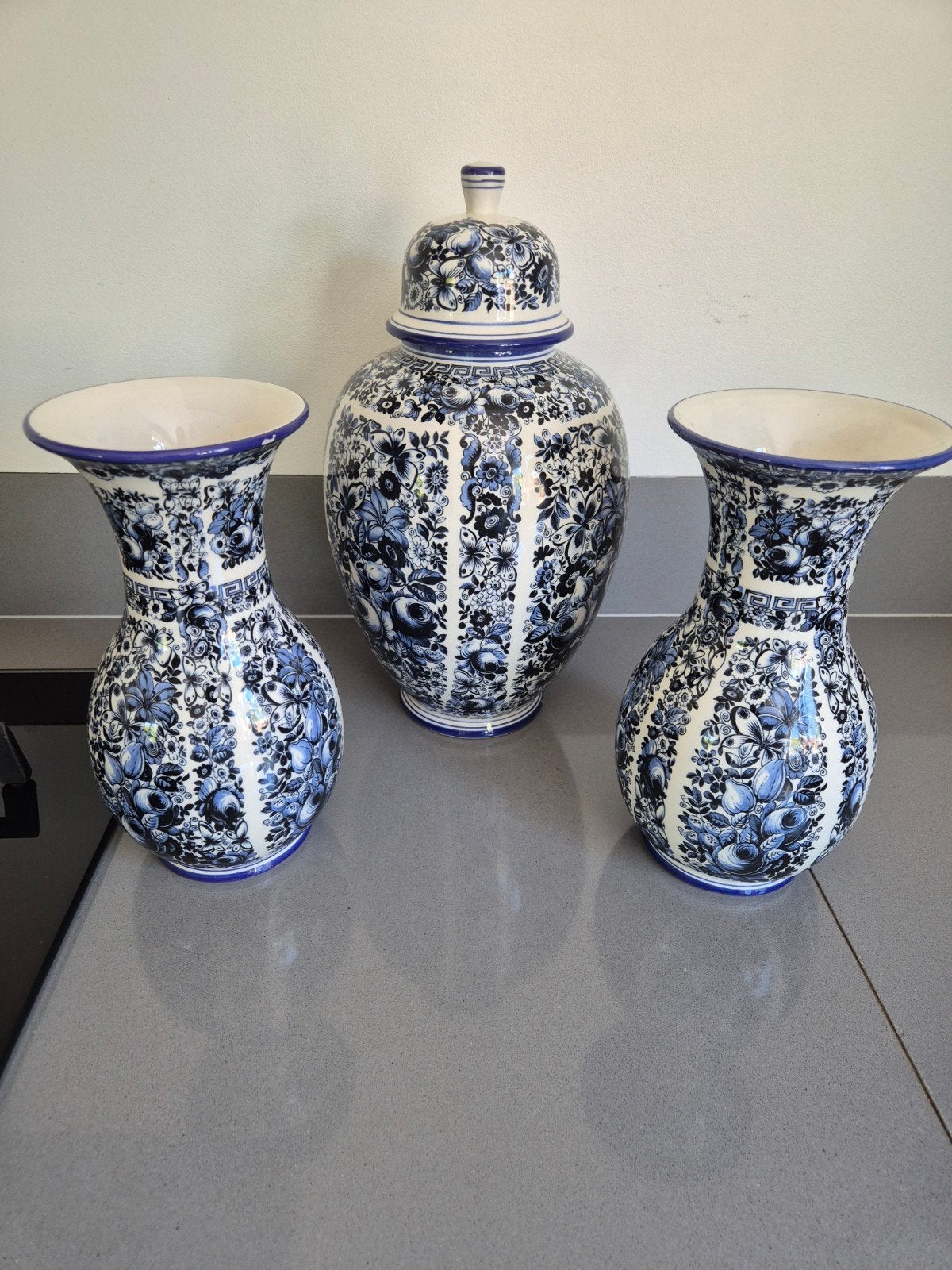 Delfts blauwe vazen en pot met deksel, Ophalen