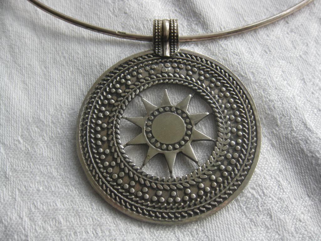 Spang met hanger van Oriëntaals zilver., Met hanger, Ophalen of Verzenden, Zo goed als nieuw, Zilver