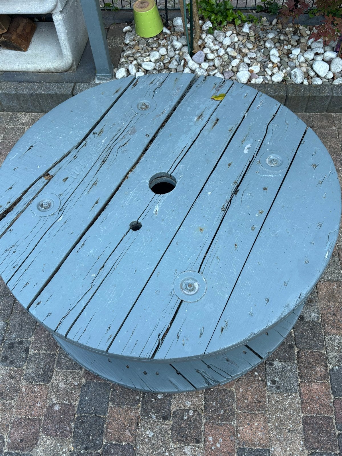Unieke kabelhaspel tafel - grijs geverfd., Gebruikt, Rond, 75 cm of meer, Hout