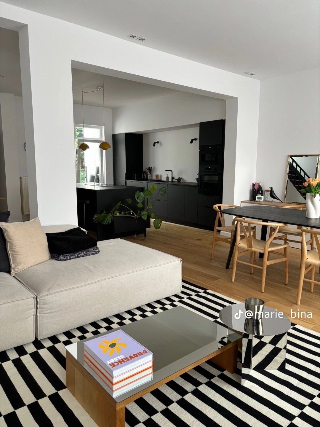 Ikea Stijlvol zwart-wit gestreept vloerkleed, Huis en Inrichting, Stoffering | Tapijten en Kleden, Ophalen, Zwart, 150 tot 200 cm