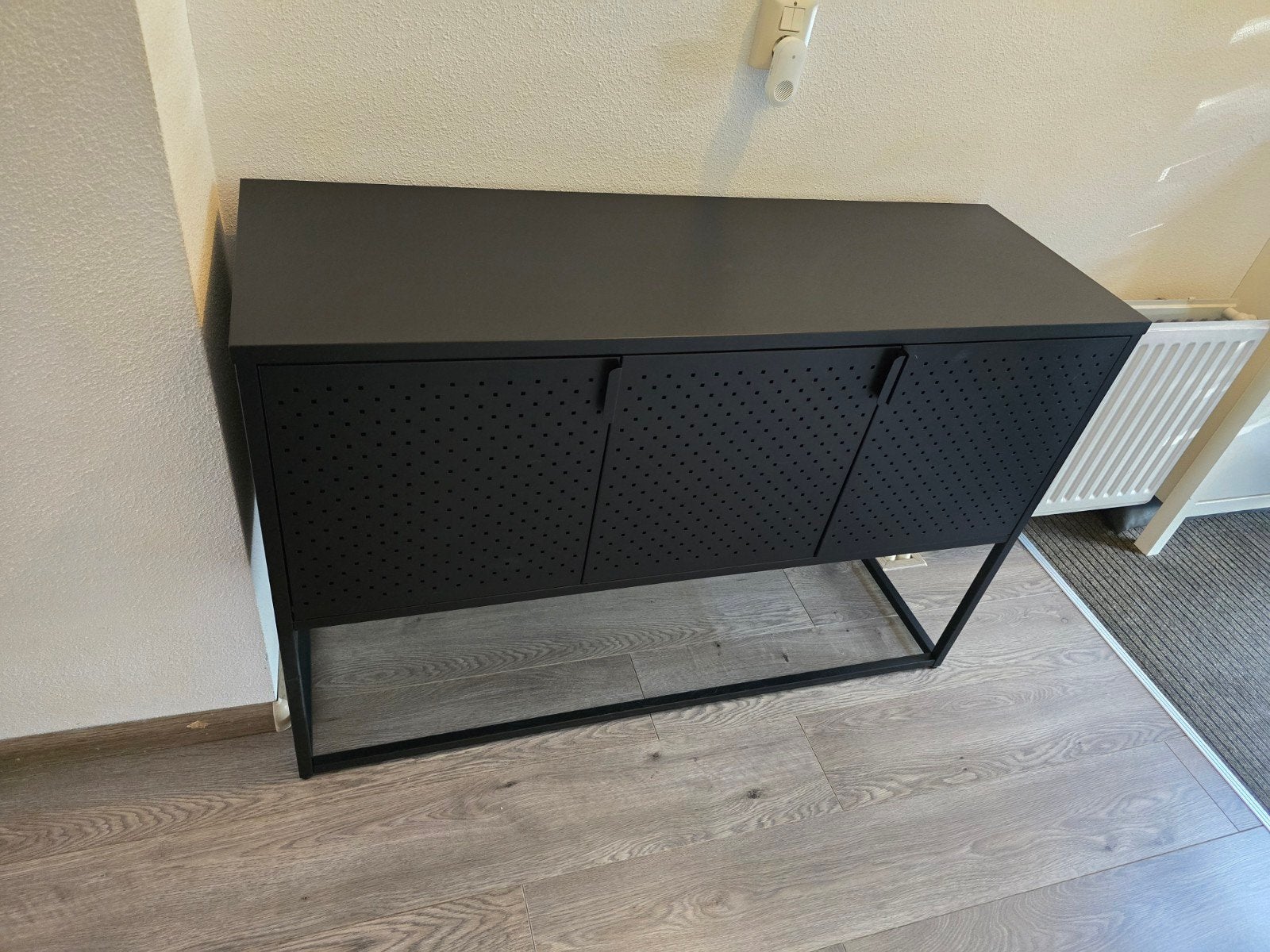 Zwart JYSK Dressoir Virum, Ophalen, Met deur(en), 100 tot 150 cm, Modern, Industrieel
