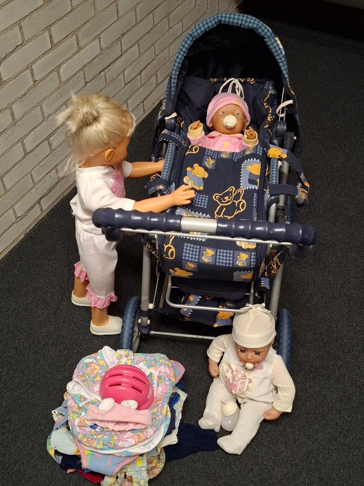 3 poppen en een kinderwagen, Ophalen of Verzenden, Gebruikt, Babypop