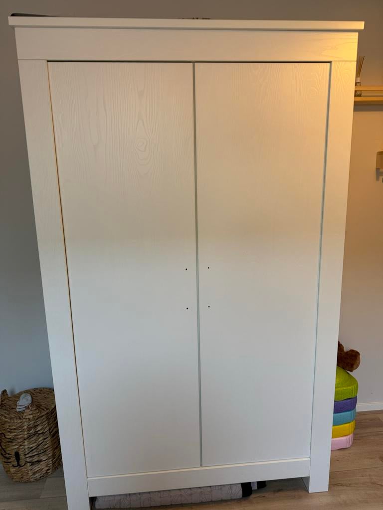 Witte Interbaby kast met grijs/geborsteld staal handgrepen, Ophalen, Kast, 50 tot 70 cm, 105 cm of meer