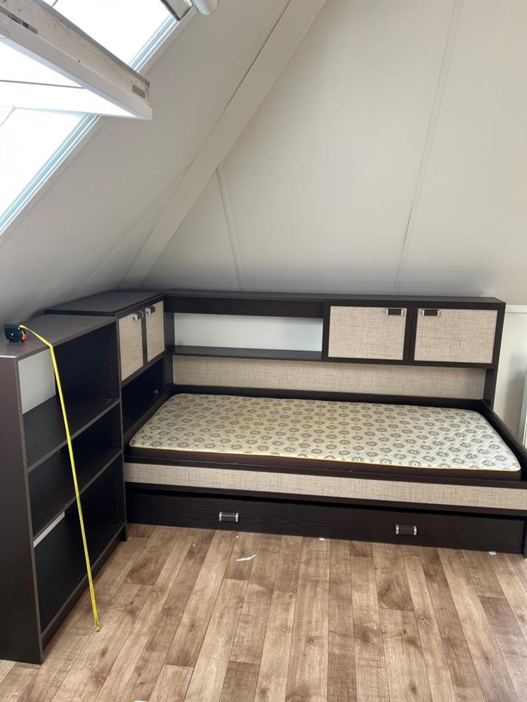 1 persoonsbed met matras, ombouw en boekenkast, Ophalen, 90 cm, Eenpersoons, Bruin