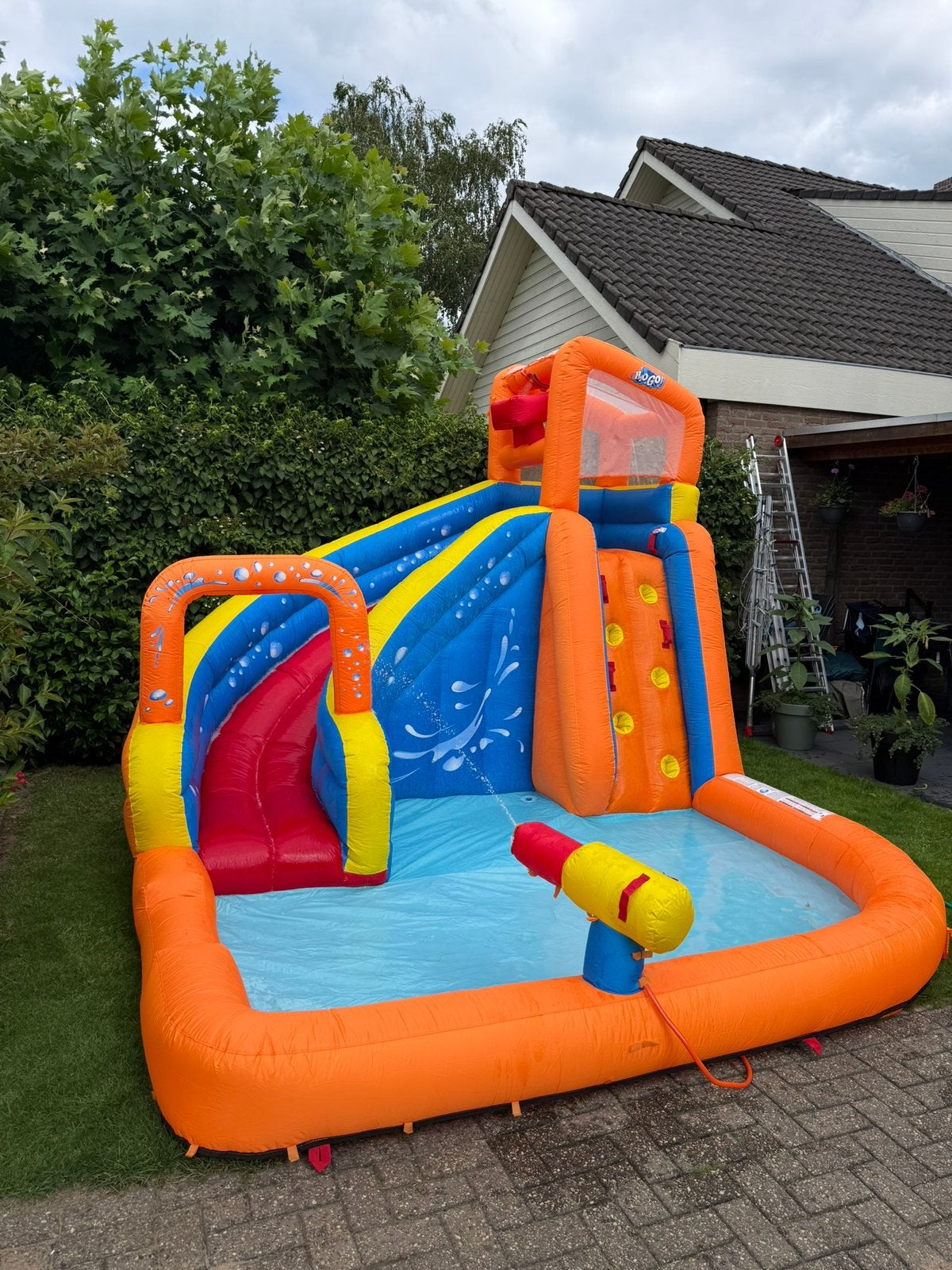 Springkussen waterpark met klimwand en glijbaan, Hobby en Vrije tijd, Feestartikelen | Verhuur, Ophalen