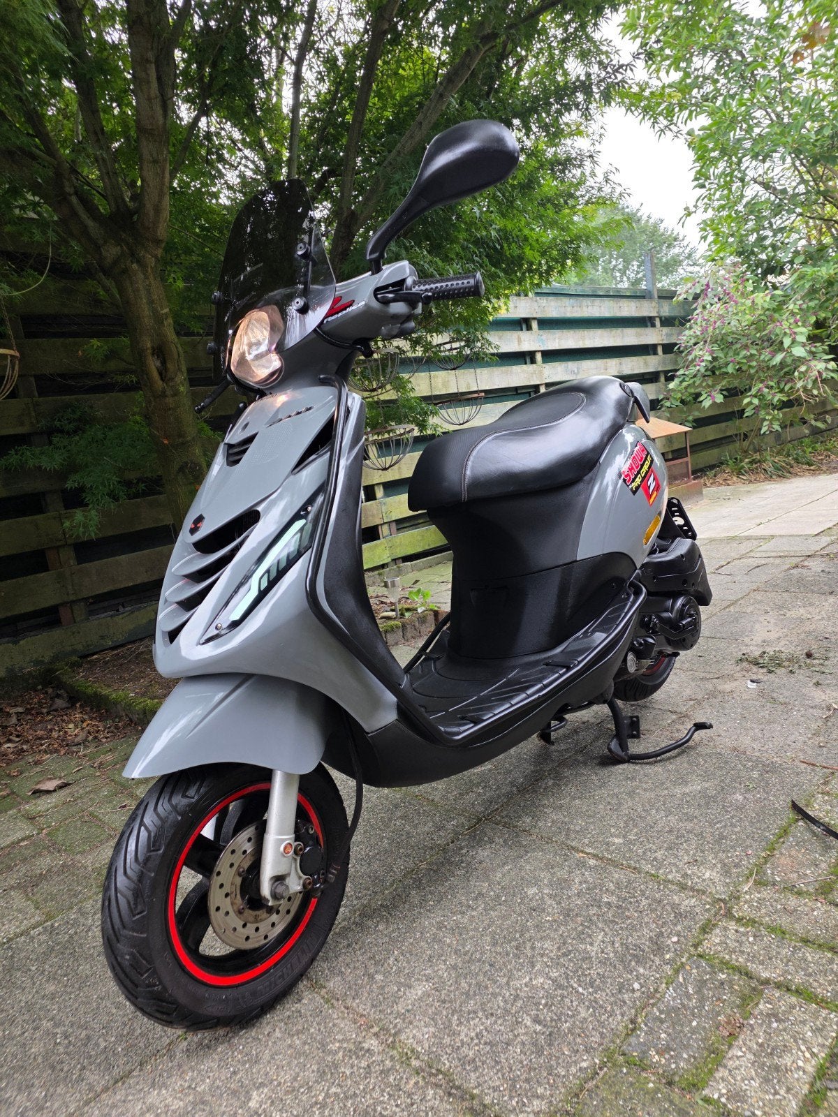 Piaggio Zip 2017 8500km Geel kenteken! Begrenzer&Akrapovic!, Ophalen, Zo goed als nieuw