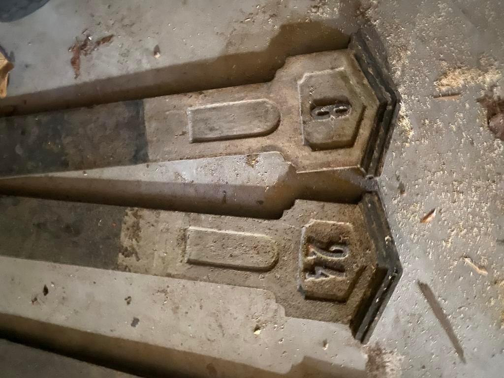 Gietijzeren huisnummers 7, 8 en 24, Ophalen of Verzenden, Gebruikt, Zwart, Metaal