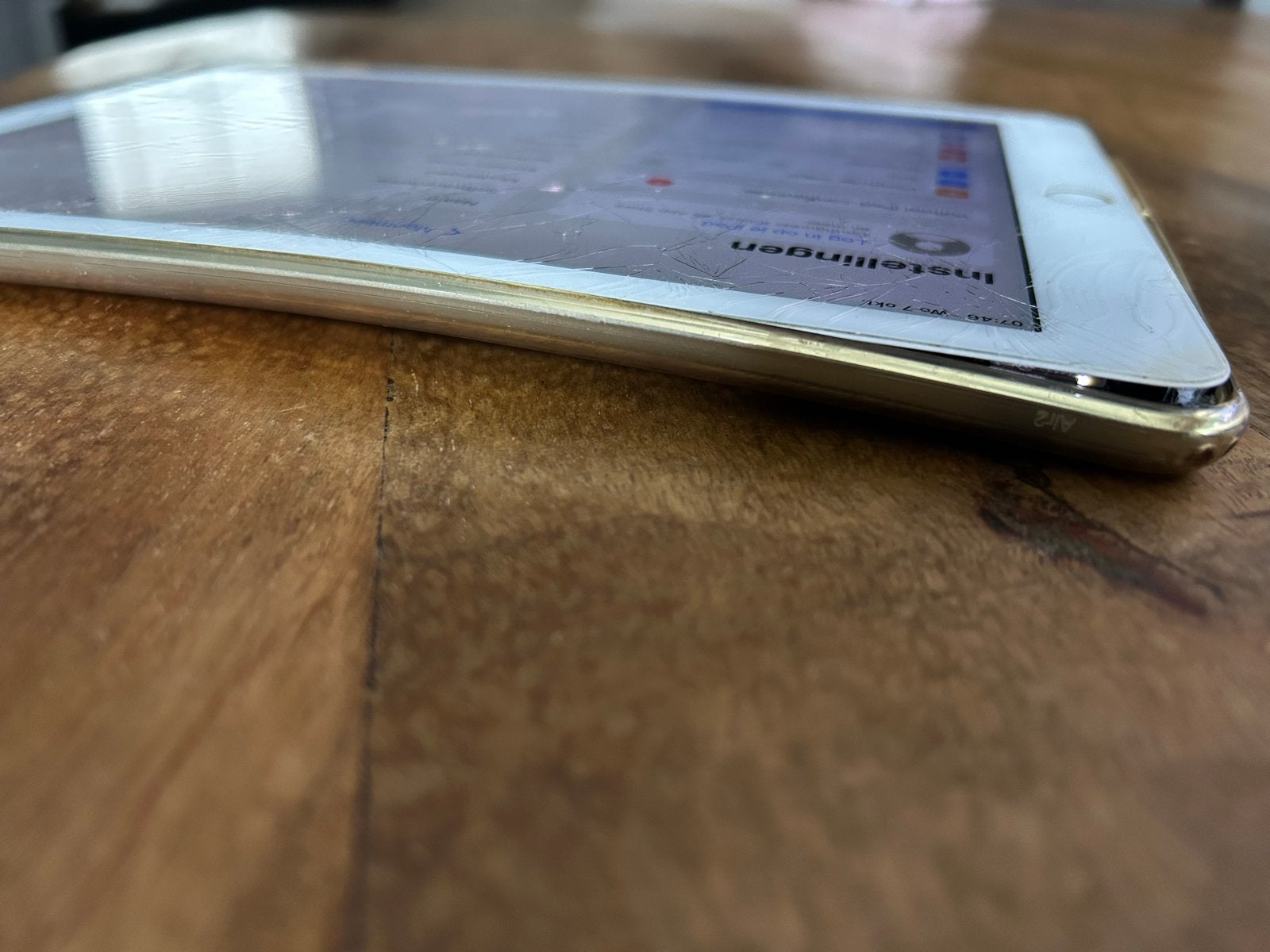 iPad Air 2 128GB - Gebarsten scherm, licht krom
