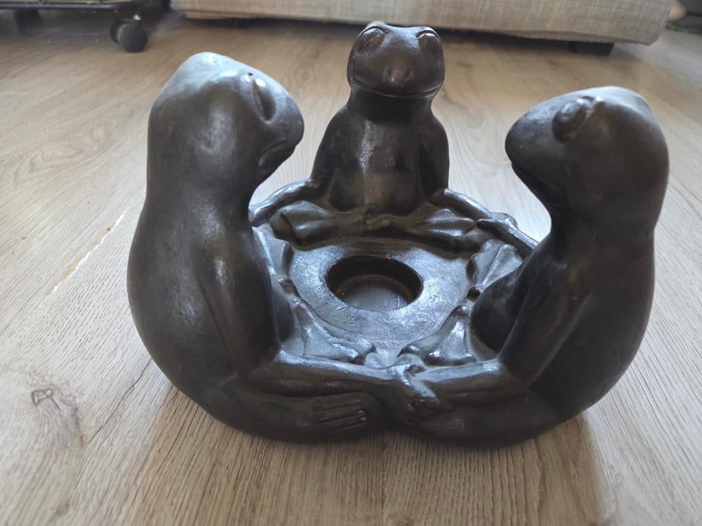 Drie kikkers in een kring kan lichtje in, Ophalen