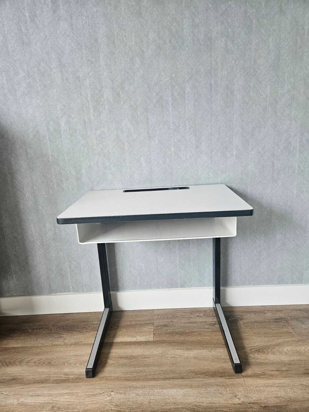 Compact bijzettafeltje / laptoptafel, 45 tot 60 cm, Gebruikt, Modern, functioneel, Rechthoekig