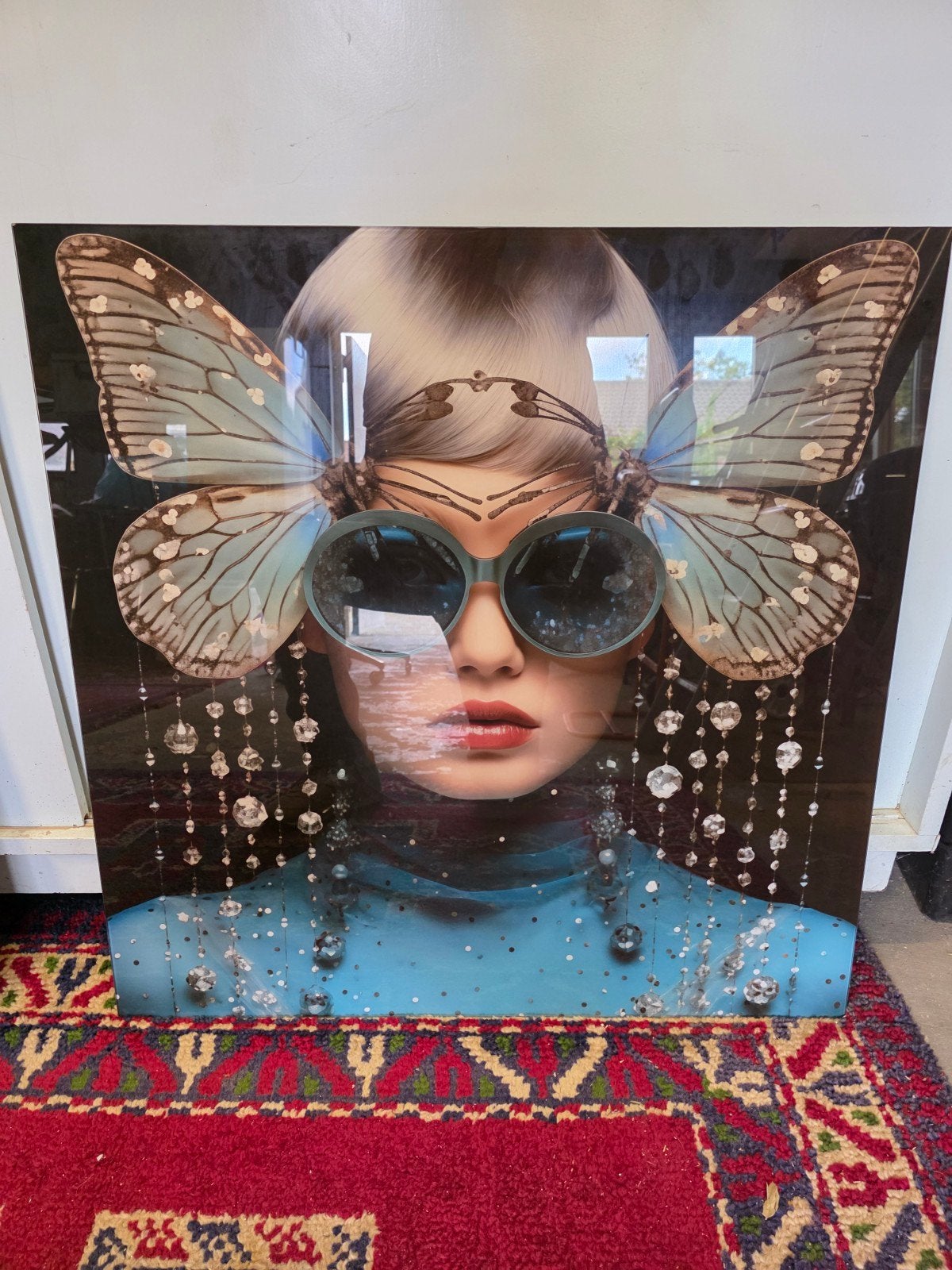Glasschilderij Vrouw met Vlinderbril - 80cm, Antiek en Kunst, Ophalen