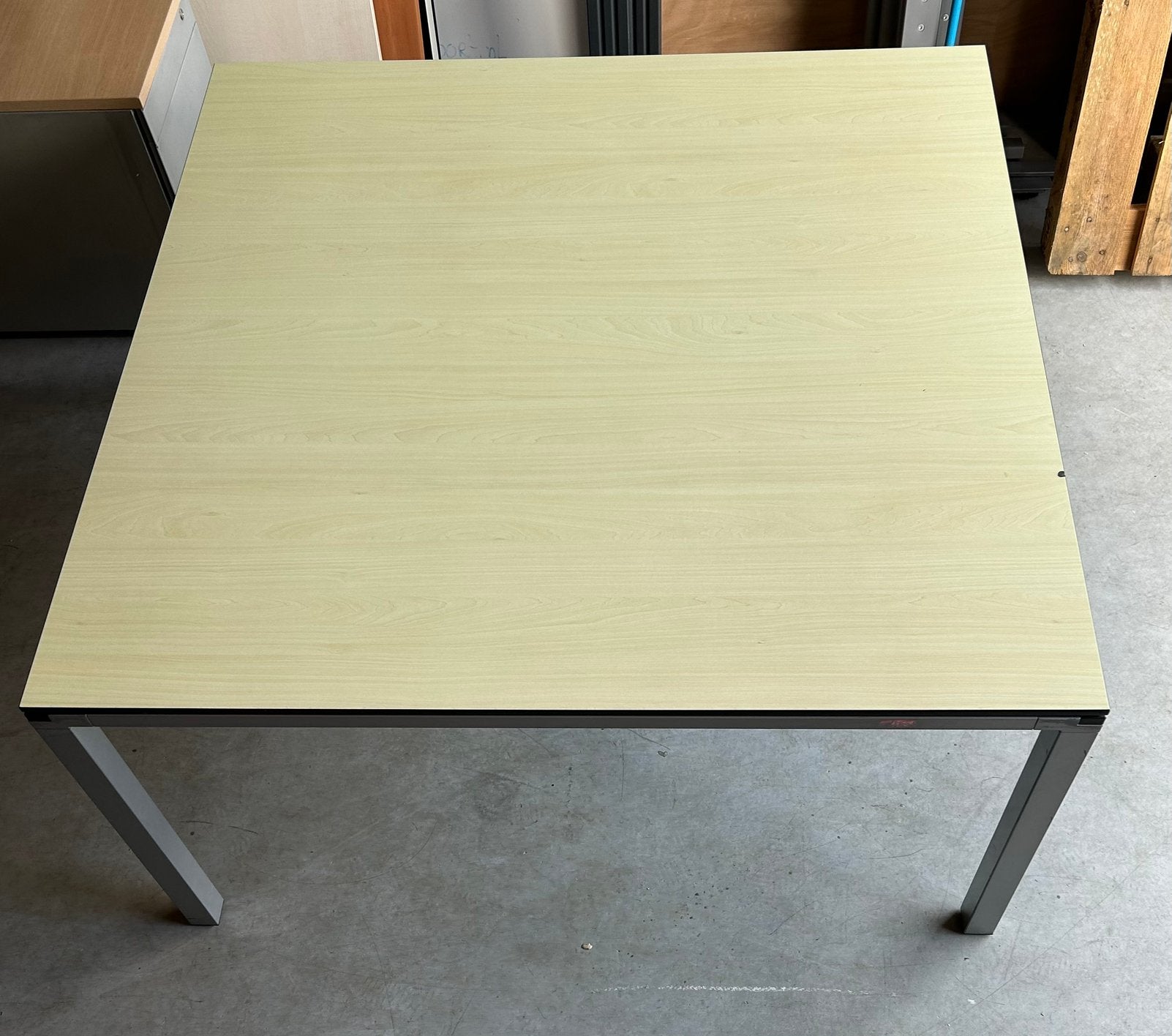 Ahrend tafels 140x140cm, Ophalen, Gebruikt