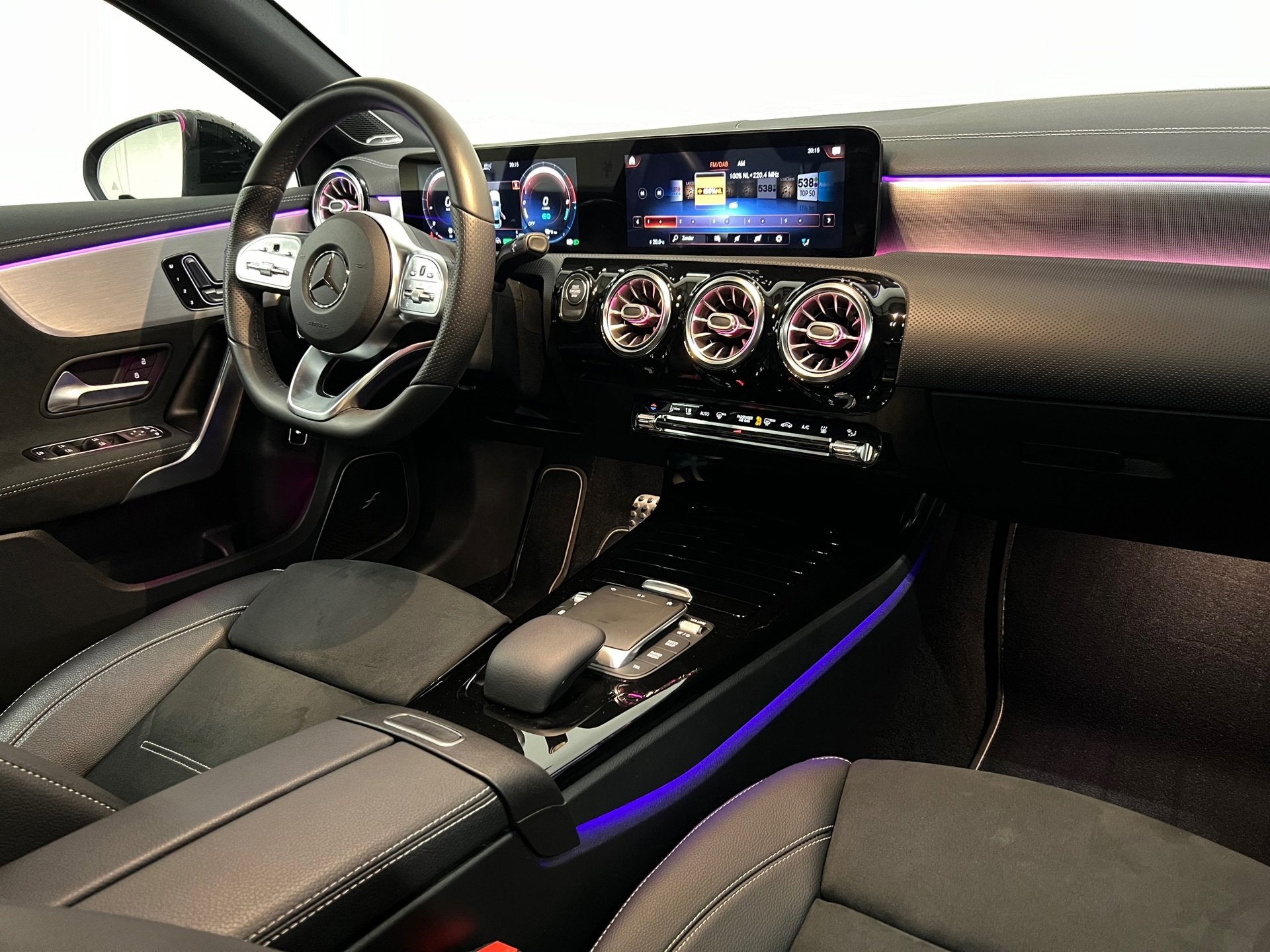 Mercedes-Benz A-klasse 250 e Blackpack Pano Memory Burmester, Auto's, Dealer onderhouden, Gebruikt, Zwart, Met garantie (alle)