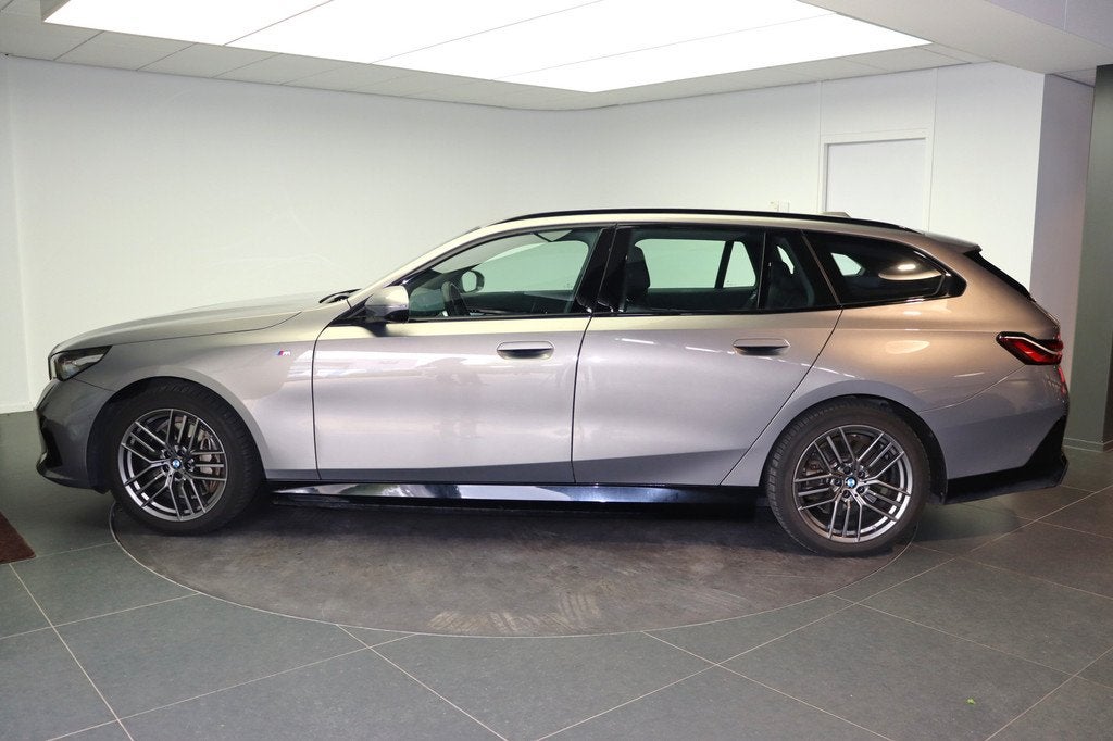 BMW i5 Touring eDrive40 M Sport / Adaptieve LED / Stoelverwa, Auto's, BMW, Achterwielaandrijving, Gebruikt, Zwart, 340 pk