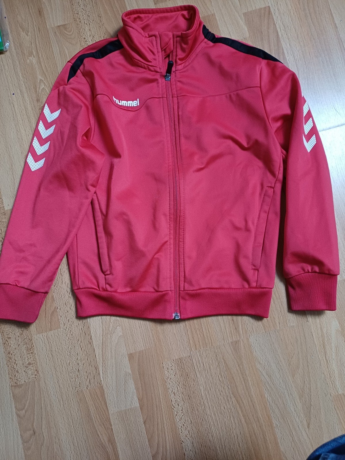 Hummel sportjasje maat 128 rood, Jongen of Meisje, Ophalen of Verzenden, Zo goed als nieuw, Hummel