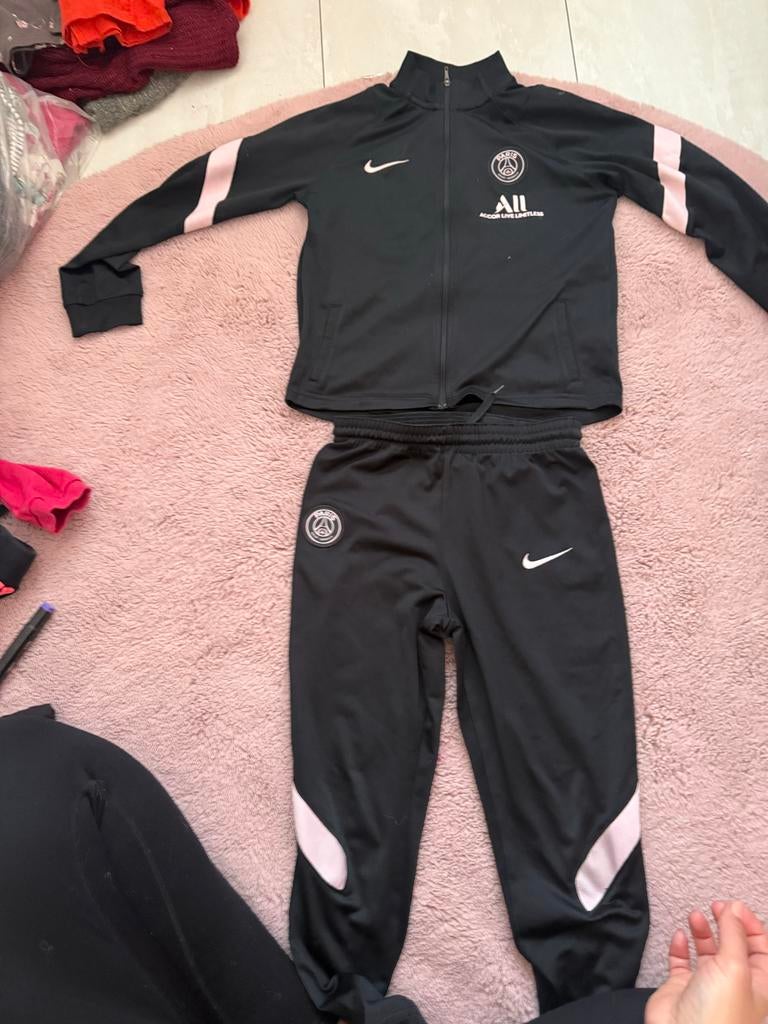 Nike Paris Saint-Germain trainingspak, Kinderen en Baby's, Kinderkleding | Maat 128, Gebruikt, Meisje, Overige typen, Ophalen