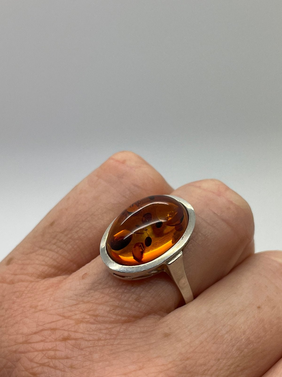 E276 Prachtige zilveren ring amber maat 19, Sieraden, Tassen en Uiterlijk, Antieke sieraden, Ophalen of Verzenden, Zilver, Ring