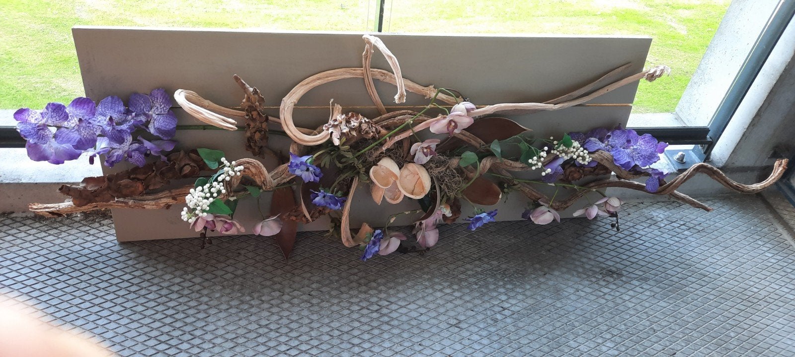 Wanddecoratie met kunststoffen bloemen, Ophalen of Verzenden, Zo goed als nieuw