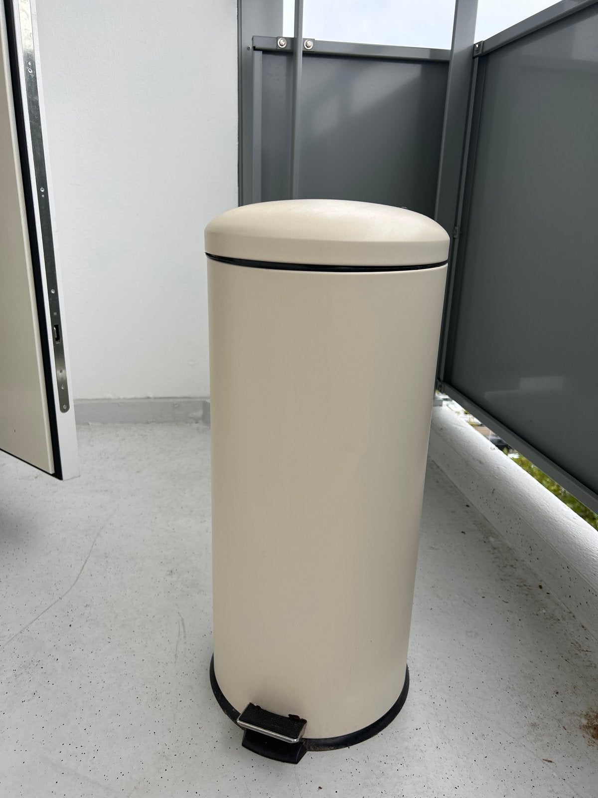 Pedaalemmer / prullenbak 30 liter creme kleurig, Huis en Inrichting, Woonaccessoires | Prullenbakken, Ophalen, 50 – 75, Met pedaal
