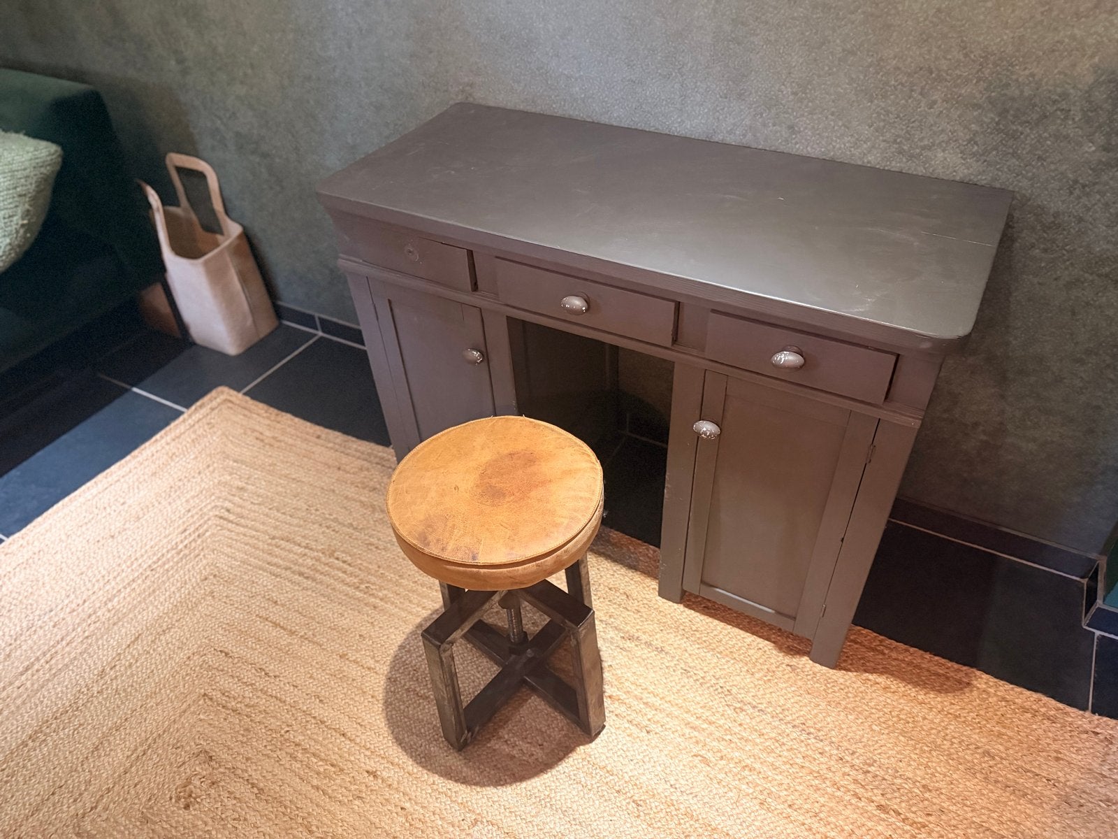 Vintage houten bureau Loods 5 met industrieel krukje, Huis en Inrichting, Bureaus, Ophalen, Overige typen, Gebruikt, 103 cm