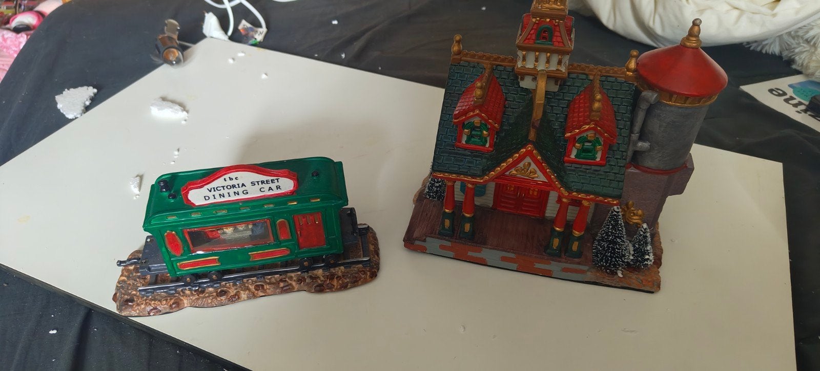 Intratuin kerstdecoratie treinstation met wagon, Ophalen of Verzenden, Gebruikt