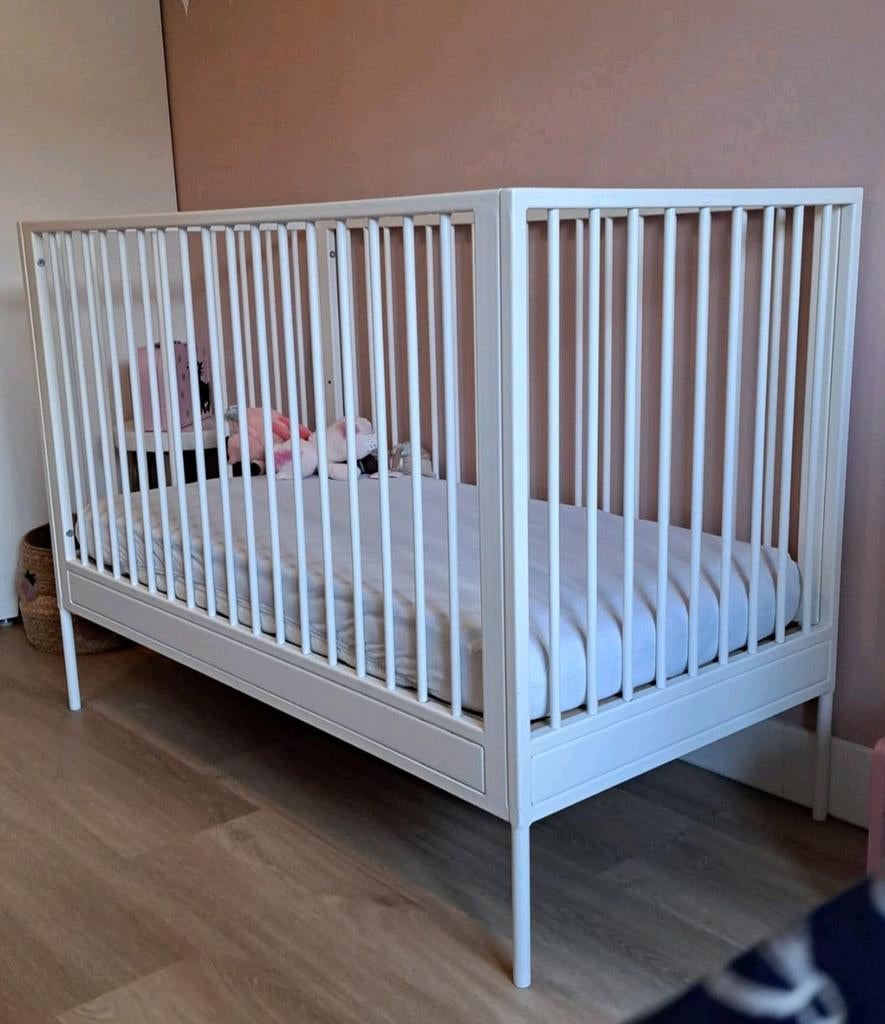 Wit metalen ledikant, Kinderen en Baby's, Kinderkamer | Complete kinderkamers, Ophalen, Zo goed als nieuw, Jongetje of Meisje