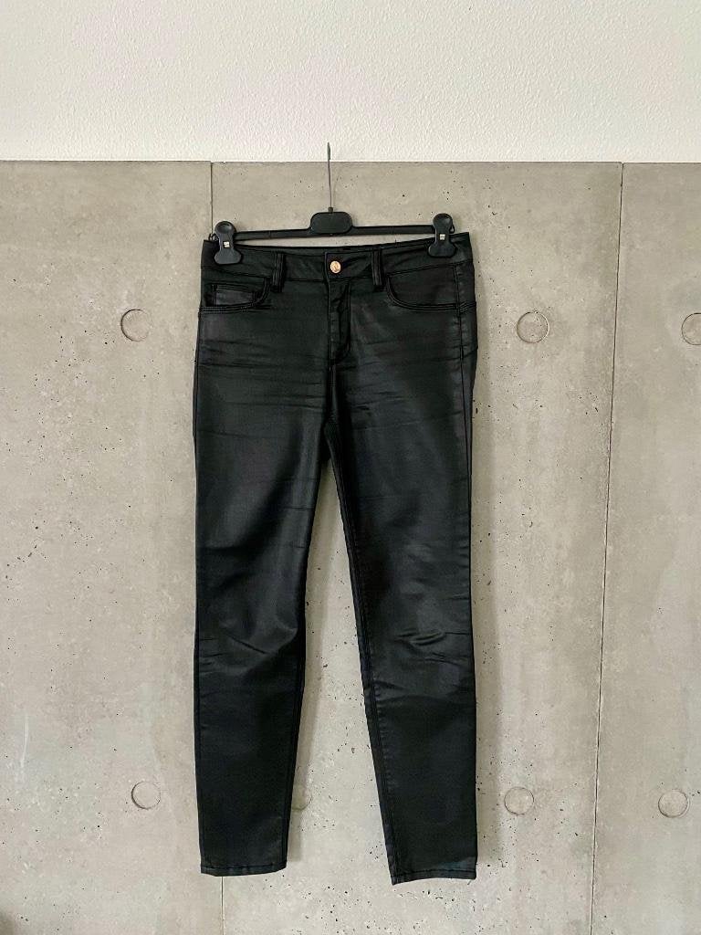 H952 Liu-Jo maat 38=M jeans broek zwart gecoat coated, Liu Jo, Zwart, Ophalen of Verzenden, Zo goed als nieuw