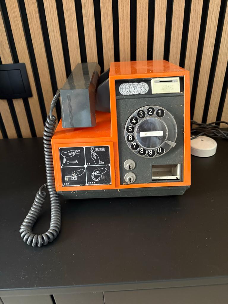 Vintage jaren '70 kwartjes telefoon - Oranje, Telecommunicatie, Vaste telefoons | Niet Draadloos, Verzenden, Gebruikt, Met draaischijf