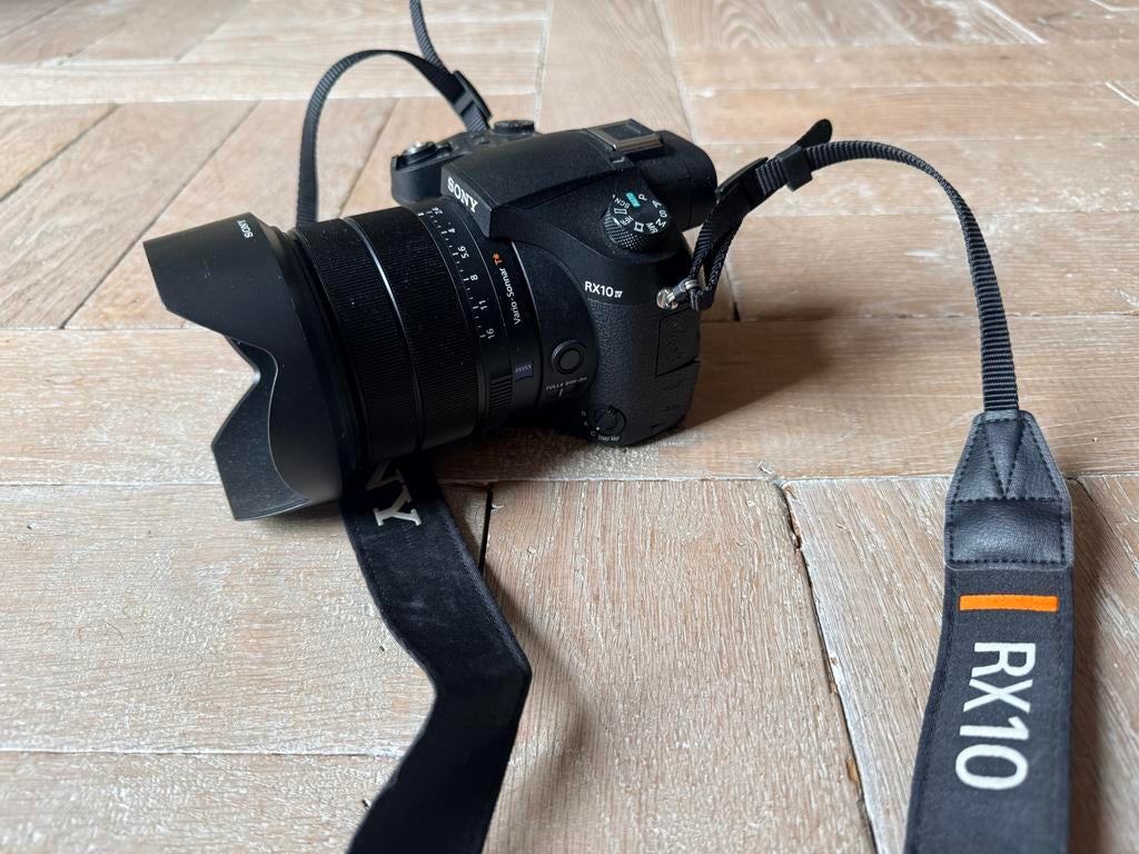 Sony RX10 IV - Complete met accessoires en extra accu, Compact, Ophalen of Verzenden, Zo goed als nieuw, Sony